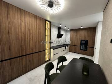 Verkauf einer geräumigen Wohnung mit Renovierung im europäischen Stil in einem neuen und modernen Wohnkomplex Family Plaza