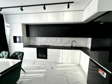 Verkauf einer geräumigen Wohnung mit moderner europäischer Renovierung und Möblierung in einem neuen Wohnkomplex in der Knyahynen-Straße