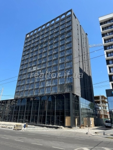 Verkauf einer Aussichtswohnung im Stadtzentrum in der Straße Pivdennyi Bulvar