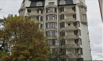 Die Wohnung befindet sich im Zentrum von Iwano-Frankiwsk auf der Straße von König Danylo