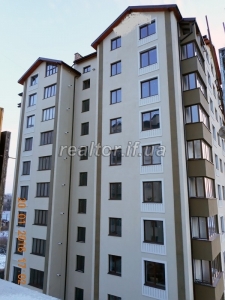Große Wohnung im Zentrum der Stadt im Gebäude auf der Stufe nach unten des Setzen der Straße Independence Bereich Mayzli
