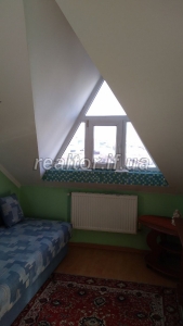 Eine gemütliche Zweizimmerwohnung mit renoviertem Dachgeschoss ist ein idealer Ort für Ihre Familie
