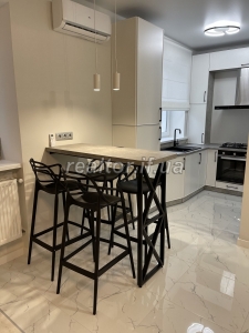 Mieten Sie eine Elite-Wohnung im Stadtzentrum in der Novgorodskaya-Straße