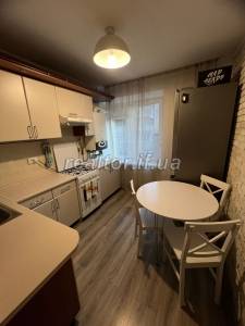 Ich werde eine Zweizimmerwohnung im Stadtzentrum in der Hrushevskoho-Straße mieten