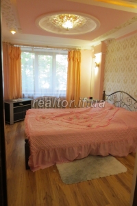 Ich werde eine schöne Dreizimmerwohnung mit moderner Renovierung im europäischen Stil mieten