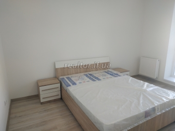 Ich werde eine Wohnung in einem neuen Gebäude in der Straße Ivasyuka neben dem Supermarkt Arsen und Epicenter mieten