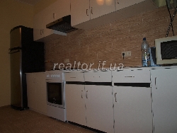 Lease  Zimmer-Wohnung in der Mitte der Straße Sacharow