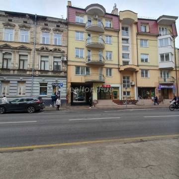 Здається в оренду цокольне приміщення розташоване у дворі 