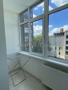 Ich miete eine Wohnung in einem neuen Gebäude in der Karpatska-Straße