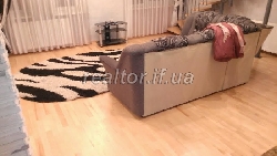 Zwei-Ebenen-Wohnung in der Welt der Keramik Shop auf der Straße Nadrichna
